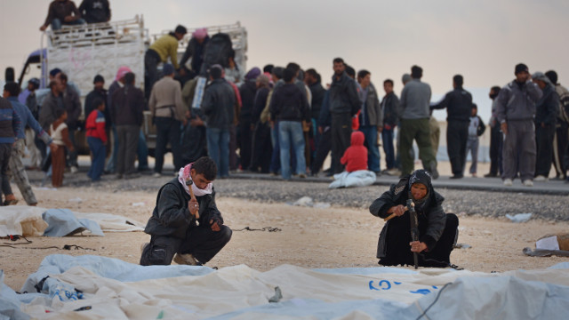 テントを設営する避難民たち