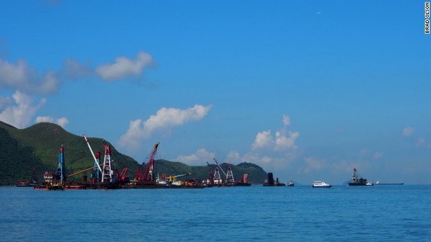 ２０１６年には香港と珠海、マカオを結ぶ「世界最長の海上橋」が開通する予定　(C)Brad Olsen/CNN