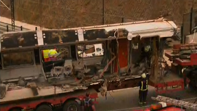 脱線した列車の様子