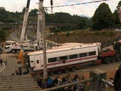 脱線した列車の様子