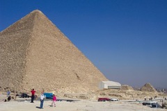 ギザの大ピラミッド（エジプト）　３８００年以上前に建造された巨大建造物