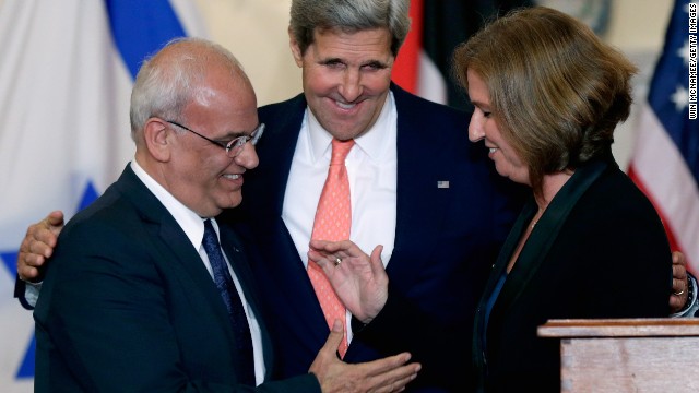 イスラエルとパレスチナが和平交渉の継続で合意。左からリブニ、ケリー、アリカットの３氏