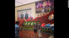 かつての指導者の名を付けた「金正日花」「金日成花」のフェスティバルでは、会場に花のパビリオンが建設され、花に彩られた２人の指導者の写真に加えてミサイルや戦車といった兵器の写真が飾られていた