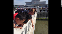 錦繡山太陽宮殿のコイが泳ぐ池で現地の子どもたちとつかの間を過ごしたＣＮＮ記者
