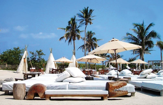 Ｎｉｋｋｉ　Ｂｅａｃｈ（米国、マイアミ）(C)Nikki Beach Club