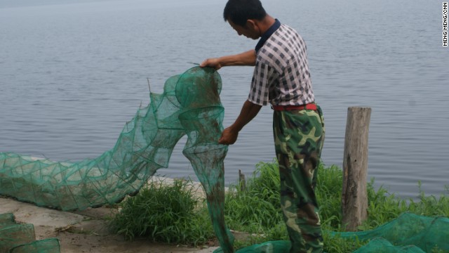 もともとは陥没穴の「湖」で漁をする男性