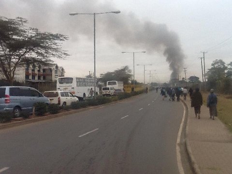 大規模な火災で空港が閉鎖された＝７日、ケニア赤十字社提供