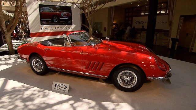 ２７５０万ドルで落札された「フェラーリ２７５ＧＴＢ／４ＮＡＲＴスパイダー」