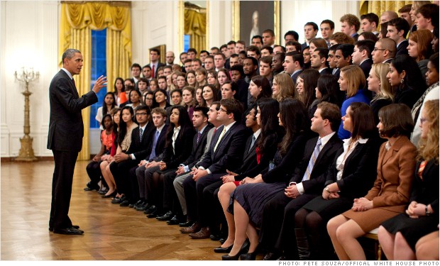 インターンに話しかけるオバマ大統領＝Pete Souza/White House Photo提供