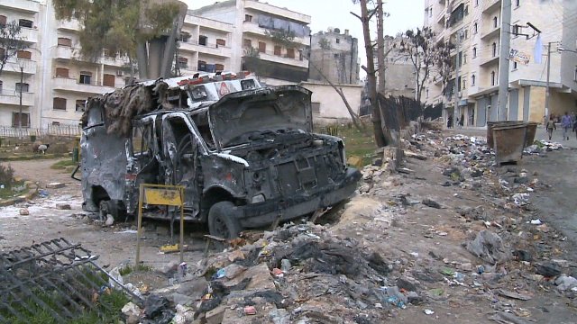 破壊された車両。ダマスカス郊外で化学兵器が使われたとの疑惑が出ている