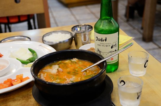 豚骨スープにご飯と豚肉が入ったデジクッパ