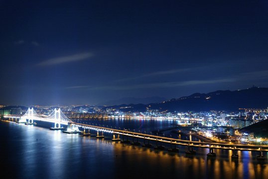 吊り橋「広安大橋」が色の変化する１０万個のライトで照らされ、広安里のビーチから特に美しく見える　写真提供＝Busan Tourism Org.