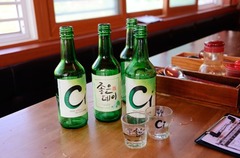 釜山の焼酎は、主流の焼酎に比べ、低アルコールで甘いのが特徴