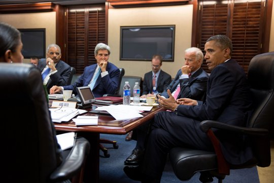 シリアへの軍事介入について協議するオバマ大統領（右）ら＝Pete Souza/The White House提供