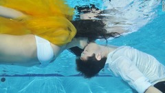 撮影の合間に息をするために潜水用のボンベを活用＝イボンヌ・ホーさん提供