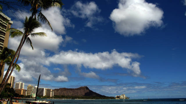 オアフ島のワイキキビーチ。ハワイへの行き来はｉＰａｄ　ｍｉｎｉで楽しむ？
