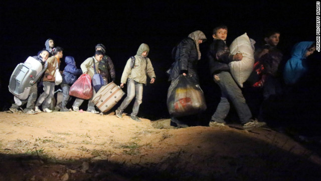 シリア内戦を避けて避難する人々＝２月、ヨルダン国境