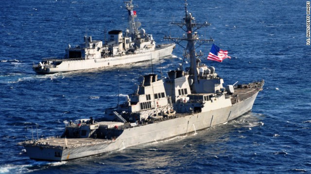 臨戦態勢にあるとされる米駆逐艦＝米海軍提供