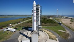 ワロップス島の発射台に据え付けられたロケット＝NASA提供