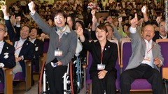 ２０年夏季五輪・パラリンピックの東京開催の決定を受けて喜ぶ人々