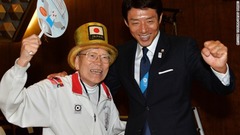 五輪の大ファンである山田直稔さん（左）と元プロテニス選手の松岡修造さん
