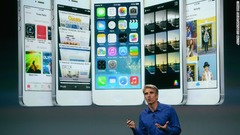 「ｉＯＳ７」について説明するクレイグ・フェデリギ氏