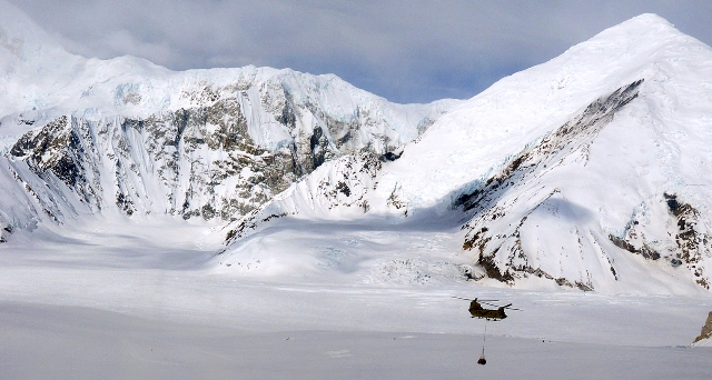 北米最高峰のマッキンリー山 (C)John Pennell/Defense Dept