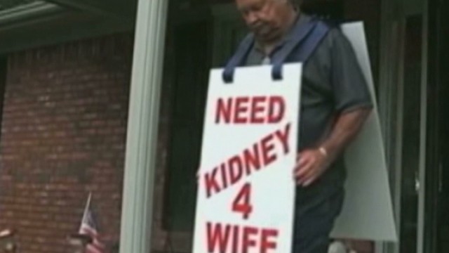 男性は妻のために腎臓移植のドナーを募る看板を掲げて町を練り歩いた