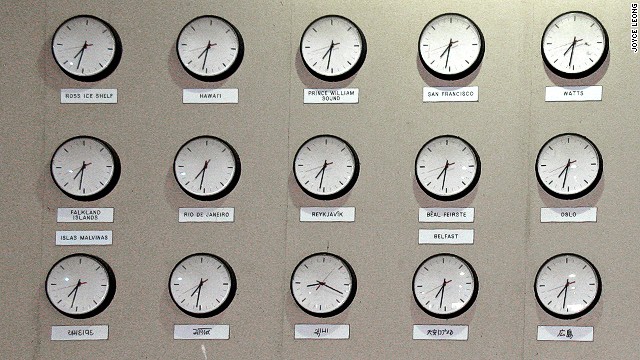カウアイ島に並んだ２４個の時計