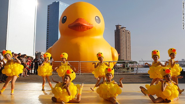 ラバーダックよりもかわいい？子どもたちがアヒルの前で踊る