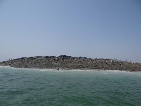 パキスタンでのＭ７．７の地震で沖合に島が出現。高さ６～９メートルはあるという