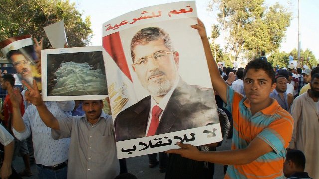 ムルシ前大統領のポスターを掲げる支持者＝エジプト・カイロ