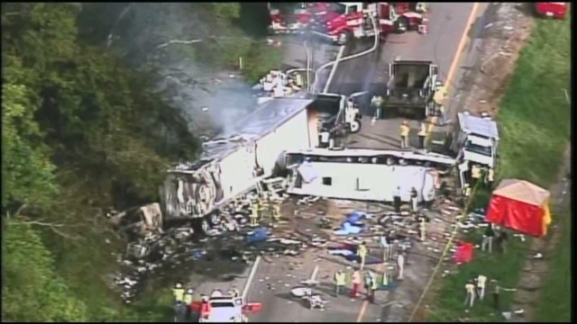 米テネシー州で走行中のバスのタイヤがパンクする事故が起き、８人の死者が出た