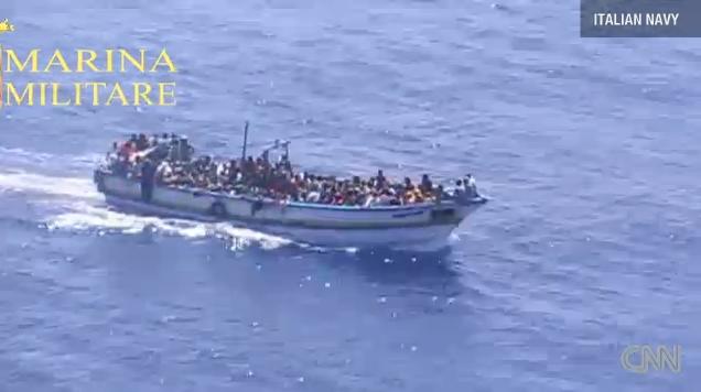 大量の難民を乗せた船が沈没する事故が頻発しているという＝ITALIAN NAVY提供