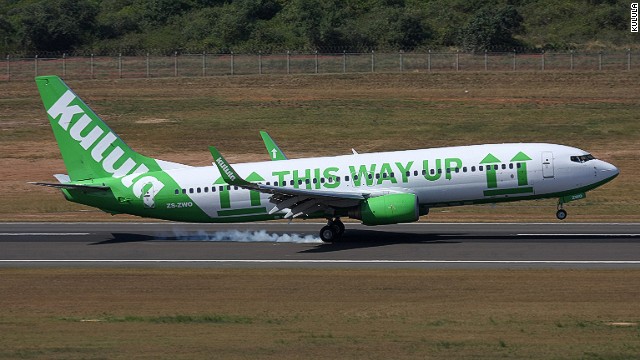 フライング101(南アフリカ・クルラ航空) 機体の各部を矢印で指し示した格安航空会社クルラ航空の機体。「ムーベンバー」の募金活動に合わせて披露した
