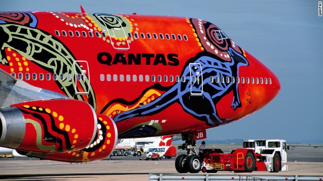 ウナラ・ドリーミング(オーストラリア・カンタス航空) ボーイング747型機に先住民アボリジニのアートをあしらった「ウナラ・ドリーミング」を1994年に導入。アボリジニの聖地ウルル(エアーズロック)と先住民の物語をテーマにした「ヤナニ・ドリーミング」も登場した
