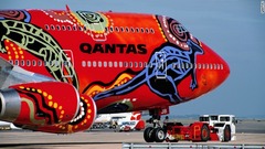 ウナラ・ドリーミング（オーストラリア・カンタス航空）　ボーイング７４７型機に先住民アボリジニのアートをあしらった「ウナラ・ドリーミング」を１９９４年に導入。アボリジニの聖地ウルル（エアーズロック）と先住民の物語をテーマにした「ヤナニ・ドリーミング」も登場した