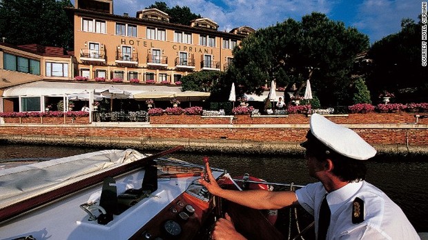 ホテル・チプリアーニ（イタリア・ベニス）、「カジノ・ロワイヤル」でダニエル・クレイグ扮するボンドは、このホテルのプライベートマリーナにヨットを係留する