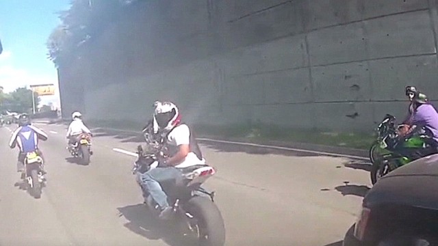 集団暴行事件に関連し、ニューヨーク市警の現職の警察官が逮捕された