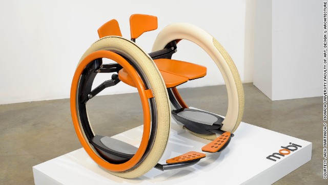 自動折りたたみ機能が付いた車いすはオーストラリアの学生が開発=JACK MARTINICH/MONASH UNIVERSITY FACULTY OF ART, DESIGN & ARCHITECTURE提供