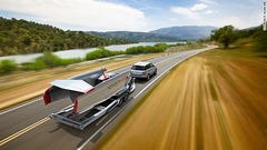 翼が折りたためる飛行機。家から離陸場所まで車で運べる＝ICON A5提供