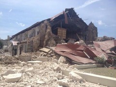 地震で崩れ落ちた教会＝Robert Henry Poole提供