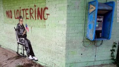 「たむろするのは禁止」の文言の下に高齢者が座る絵＝２００８年、ニューオーリンズ