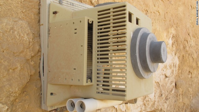 セット作りには古いデスクトップパソコンの部材も利用