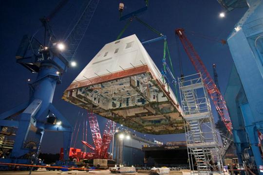 最新型駆逐艦「ズムウォルト」の建造の様子=US Navy提供