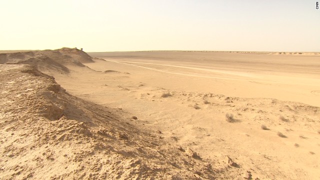サハラ砂漠で立ち往生したトラックから９２人の遺体が発見された