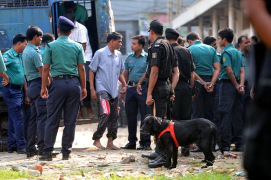 裁判所に移送される兵士ら