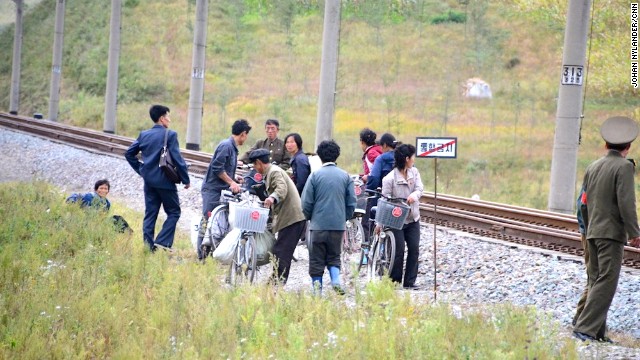 線路の横に立つ人たち