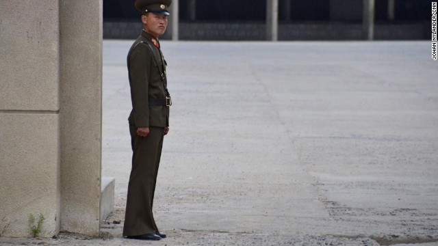 険しい顔つきの中朝国境にある税関の警備員。これは、消された写真の１枚