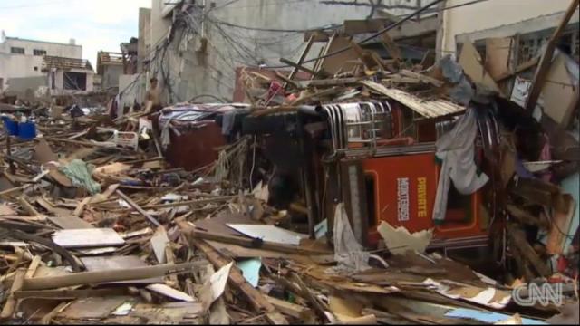 台風３０号によって被害を受けた町並み